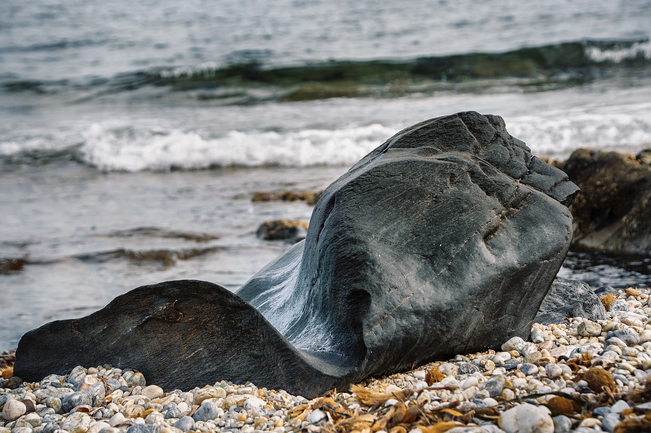 beach, waves, stone-7911301.jpg